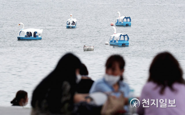 [천지일보=박준성 기자] 18일 오후 서울 광진구 뚝섬유원지 한강공원 인근에서 오리보트를 타는 시민들이 더위를 식히며 즐거운 시간을 보내고 있다. ⓒ천지일보 2020.7.18