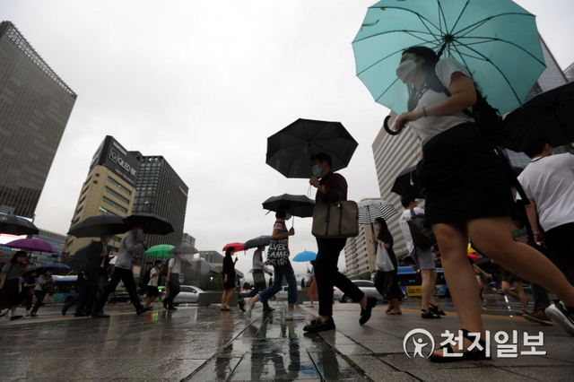 [천지일보=남승우 기자] 중부지역에서 49일째 장마가 이어지고 있는 11일 오전 서울 광화문네거리에서 시민들이 우산을 쓴 채 출근길 발걸음을 재촉하고 있다. ⓒ천지일보 2020.8.11