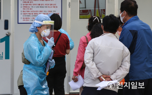 [천지일보 천안=박주환 기자] 최근 수도권발 코로나19 확진자가 전국으로 재확산하고 있는 가운데 3일 충남 천안시 동남구보건소에 마련된 선별진료소에 코로나19 검사를 받으러 온 시민들이 의료진의 설명을 듣고 있다. ⓒ천지일보 2020.9.3