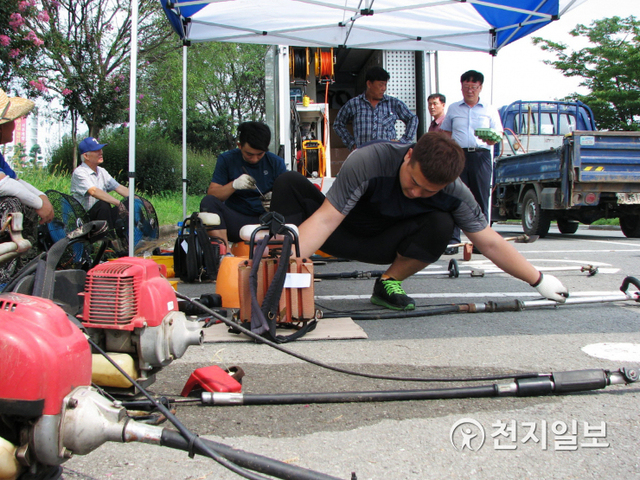 진주시민 대상 예취기 무상점검 모습. (제공: 진주시) ⓒ천지일보 2020.9.9