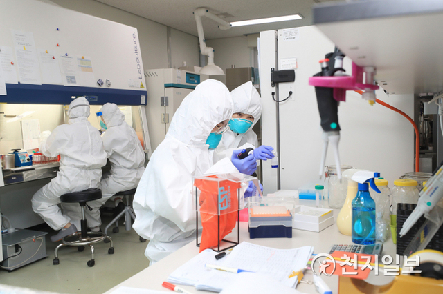 대전보건환경연구원에서 코로나19 관련 검사를 하고 있는 모습. (제공: 대전시) ⓒ천지일보 2020.9.10