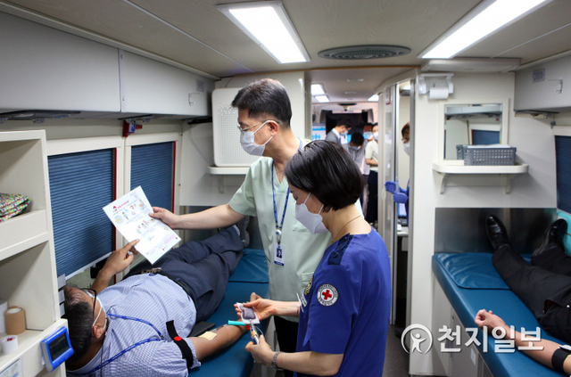 단국대병원 의료진·직원들이 10일 헌혈을 하고 있다. (제공: 단국대병원) ⓒ천지일보 2020.9.10