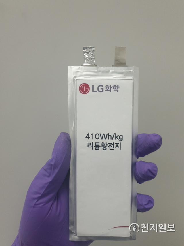 LG화학이 국내 최초로 차세대 배터리를 활용한 무인기 최고 고도 비행 테스트에 성공했다고 10일 밝혔다. 사진은 무인기에 탑재된 리튬-황 배터리. (제공: LG화학) ⓒ천지일보 2020.9.10