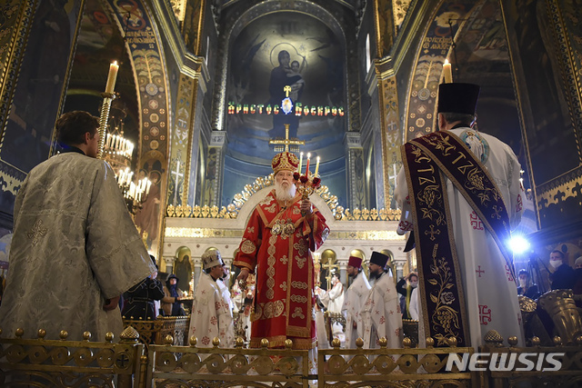 [키예프(우크라이나)=AP/뉴시스]우크라이나 정교회의 필라레트 키예프 총대주교(가운데)가 지난 4월19일 키예프의 볼로디미스키 성당에서 부활절 미사를 이끌고 있다. 신종 코로나바이러스 감염증(코로나19)는 동성결혼에 대한 