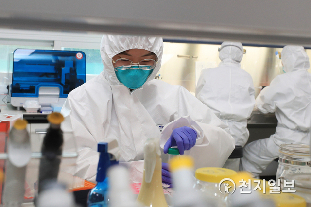 대전보건환경연구원이 코로나19 관련 검사를 하고 있는 모습. (제공: 대전시) ⓒ천지일보 2020.9.10