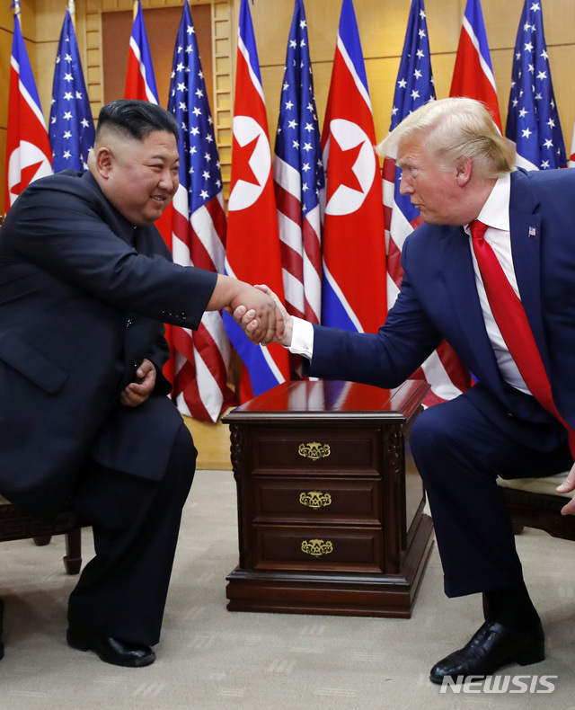 도널드 트럼프 미국 대통령과 김정은 북한 국무위원장이 지난 2019년 6월30일 판문점 자유의 집에서 악수하고 있다. (출처: 뉴시스)