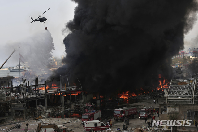 [베이루트=AP/뉴시스]10일(현지시간) 레바논 베이루트 항구에 있는 창고에서 화재가 발생해 검은 연기가 치솟고 있다. 폭발 대참사가 발생한지 한 달 만에 화재가 발생하면서 시민들 사이에 공포감이 확산했다.