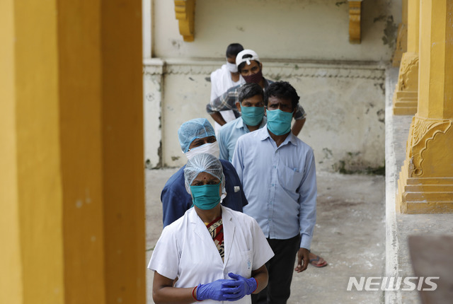 [프라야그라즈=AP/뉴시스] 지난달 7일(현지시간) 인도 프라야그라즈에 있는 한 코로나19 검사소에서 주민들이 코로나19 검사를 받기 위해 대기하고 있다.