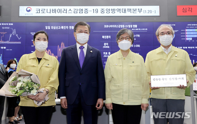 기념촬영 하는 문재인 대통령과 정은경 초대 질병관리청장[청주=뉴시스] 문재인 대통령이 11일 충북 청주 질병관리본부 긴급상황센터에서 정은경 초대 질병관리청장에게 임명장을 수여한 뒤 기념촬영을 하고 있다.