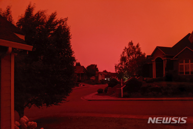 지난 8일(현지시간) 미국 오리건주 살렘의 붉은 하늘. 이는 해가 지기 훨씬 전으로, 대형 화재로 인한 것이다. (출처: 뉴시스)
