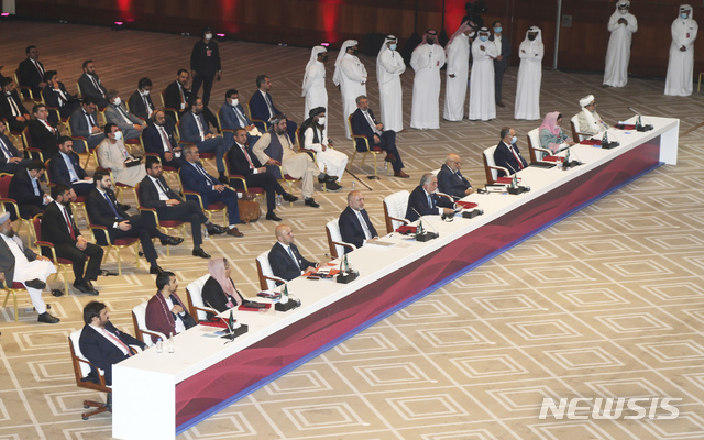 압둘라 압둘라 아프가니스탄 국가화해최고위원회(HCNR) 의장이 12일(현지시간) 카타르 도하에서 열린 아프가니스탄-탈레반 평화협상 개막식에서 발언하고 있다. (출처: 뉴시스)