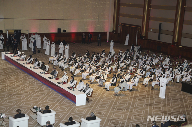 [카타르=뉴시스/AP] 탈레반 대표단이 12일(현지시간) 카타르 도하에서 열린 아프간 정부와 탈레반 간 평화회담 개막식에 참석하고 있다.