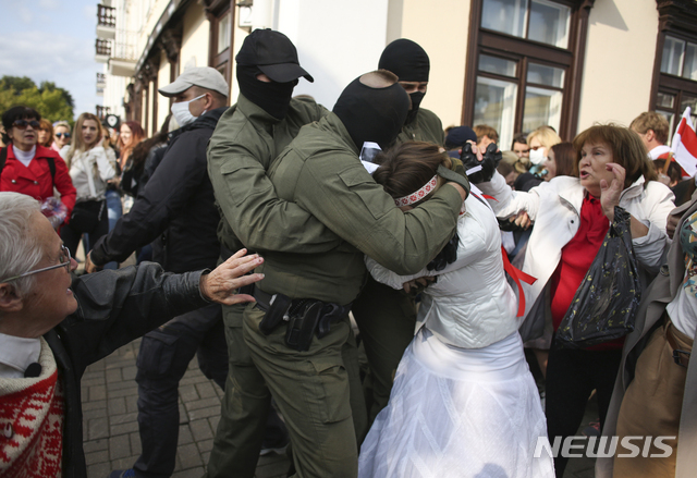 [민스크=뉴시스/AP] 12일(현지시간) 벨라루스 민스크에서 대선 공식결과에 항의하는 반대집회가 열린 가운데 경찰들이 시위대를 억류하고 있다.