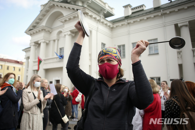 [민스크=AP/뉴시스] 12일(현지시간) 벨라루스 수도 민스크에서는 여성 1만명이 참여한 가운데 알락센다르 루카셴코 대통령 퇴진 촉구 시위가 벌어졌다. 여성들은 냄비를 두들기면서 루카셴코 대통령 퇴진 구호를 외쳤다.