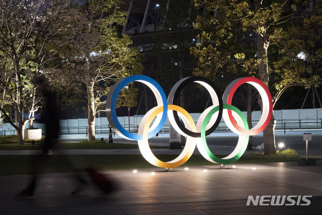 [도쿄=AP/뉴시스] 일본 도쿄에서 지난 3월 30일 도쿄올림픽을 기념하기 위한 올림픽 상징 조형물이 빛나고 있다.