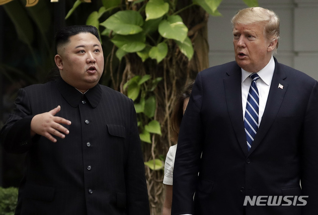 김정은 북한 국무위원장과 도널드 트럼프 미국 대통령과  베트남 하노이 메트로폴 호텔에서의 단독 회담을 마치고 회담장 주변을 거닐며 얘기하고 있다. (출처: 뉴시스)