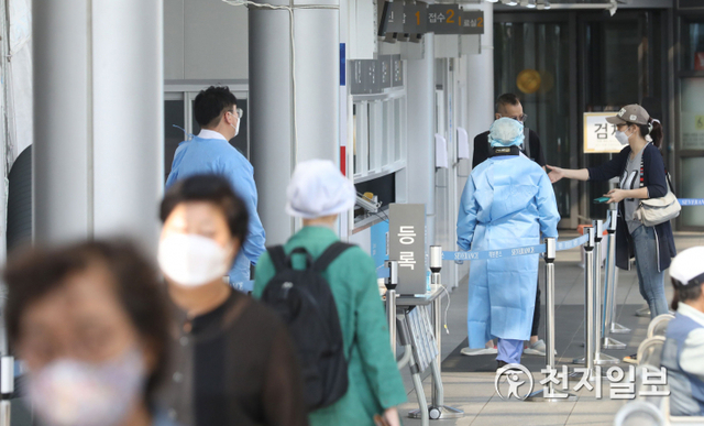 [천지일보=남승우 기자] 10일 오후 신종 코로나바이러스 감염증(코로나19) 확진자가 다수 발생한 서울 서대문구 신촌세브란스병원 선별진료소에서 시민들이 검사를 받고 있다. ⓒ천지일보 2020.9.10