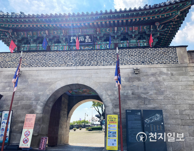 진주시 카카오톡 채널을 추가 시 입장료 감면 혜택을 제공하는 진주성 모습. (제공: 진주시) ⓒ천지일보 2020.9.14