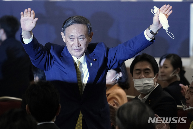 스가 요시히데 일본 관방장관이 14일 자민당 총재 선거에서 선출된 가운데, 지지자들에게 손을 들어보이고 있다. (출처: 뉴시스)