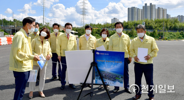 진주시의회 도시환경위원회가 14일 오후 제223회 임시회 상임위원회 활동으로 화물자동차 공영차고지 공사현장을 점검하고 있다. (제공: 진주시의회) ⓒ천지일보 2020.9.14