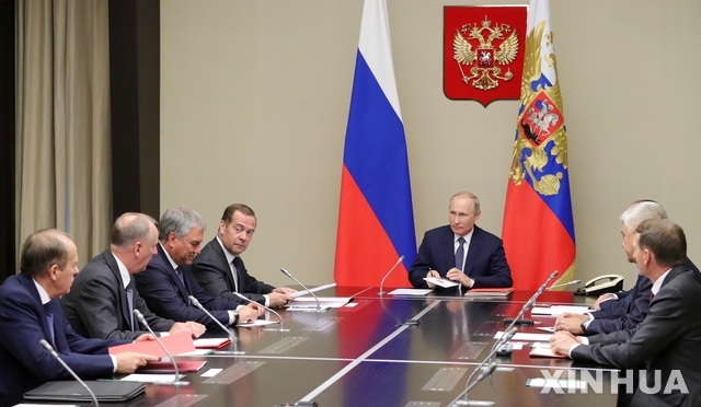 블라디미르 푸틴 러시아 대통령이 5일(현지시간) 모스크바 외곽에서 열린 안전보장 관련 회의를 주재하고 있다. (출처: 뉴시스)
