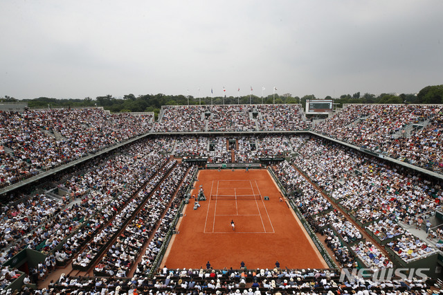 7일(현지시간) 프랑스 테니스협회(FFT)가 오는 27일 개막하는 프랑스 오픈 테니스 대회에 매일 1만 1500명의 관중 입장을 허용한다고 밝혀 코로나19 일일 확진자가 증가하는 상황에 논란이 일고 있다(출처: 뉴시스)