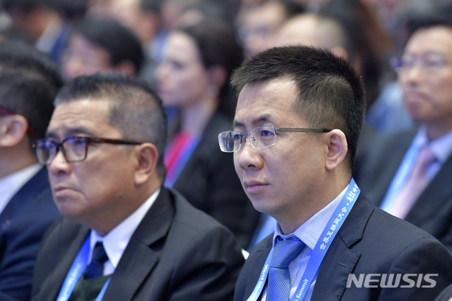 장이밍(오른쪽) 중국 바이트댄스 설립자 겸 최고 경영자(CEO)가 중국 동부 저장성 우전에서 열린 제5차 세계인터넷 콘퍼런스 개막식에 참석한 모습(출처: 뉴시스)