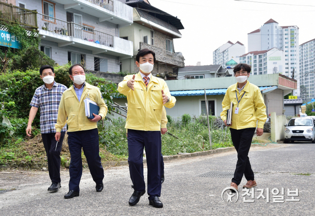 [천지일보 진주=최혜인 기자] 조규일 진주시장이 15일 오후 4시 차량진출입이 원활하지 않아 도시계획도로 개설사업을 추진 중인 금산면 현지마을을 방문해 추진상황을 점검하고 있다.시는 5억 8000만원을 투입해 연장 140m, 폭 8m의 도로를 개설하며 현재 진행 중인 토지보상 절차를 마치는대로 착공에 들어가 올 연말까지 준공할 계획이다.이날 조규일 진주시장은 현장을 둘러보며 “시민들의 목소리에 귀를 기울여 안전하고 편리한 도로조성에 최선을 다할 것”이라고 말했다. (사진제공: 진주시) ⓒ천지일보 2020.9.15