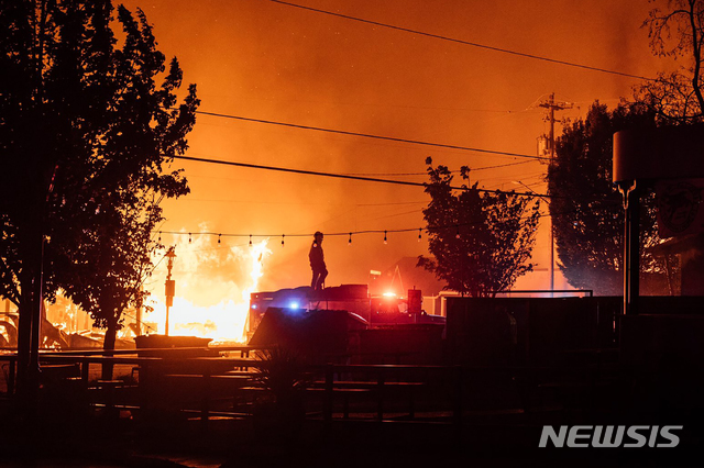 [메드퍼드(미 오리건주)=AP/뉴시스]미 오리건주 메드퍼드에서 지난 8일 통제되지 않는 산불이 마을 전체를 파괴하며 불타고 있다.