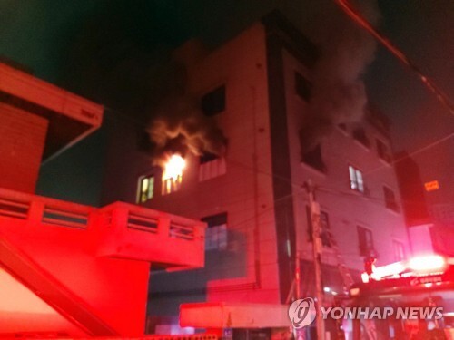 (울산=연합뉴스) 16일 오전 울산 남구의 한 빌라에서 불이 나 연기가 퍼지고 있다.