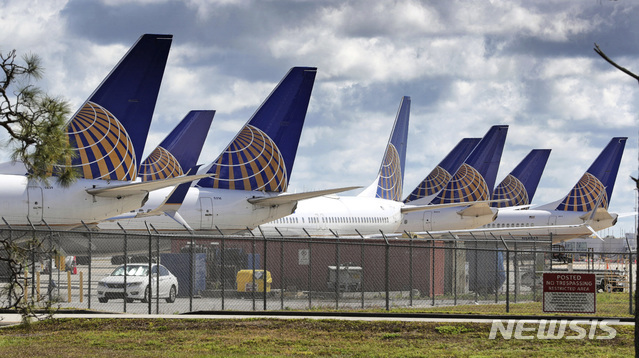 [올랜도=AP/뉴시스] 4월7일(현지시간) 미국 플로리다주 올랜도 국제공항에 서 촬영한 유나이티드 항공 비행기들.