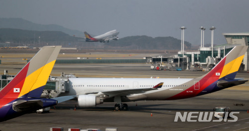 인천공항 출국장에서 바라본 여객기들이 이륙준비를 하고 있는 모습. (출처: 뉴시스)