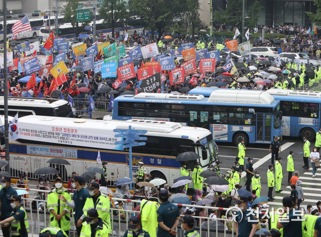 [천지일보=남승우 기자] 광복절인 15일 오전 진보 및 보수단체의 대규모 집회가 예정된 서울 광화문광장 일대가 통제되고 있다. ⓒ천지일보 2020.8.15