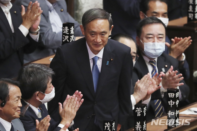 16일 스가 요시히데 신임 총리가 하원격인 중의원에서 일본의 새 총리로 선출된 후 박수를 받고 있다. (출처: 뉴시스)