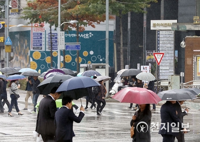 [천지일보=남승우 기자] 전국 대부분 지역에 가을비가 내린 26일 서울 서초역 인근에서 시민들이 우산을 쓴 채 발걸음을 재촉하고 있다. ⓒ천지일보 2018.10.26