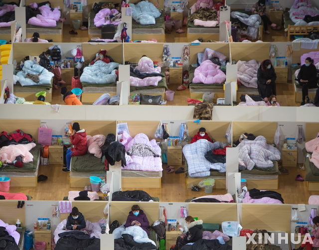 [우한=신화/뉴시스] 2월 17일(현지시간) 신종 코로나바이러스 감염증(코로나19) 진원지인 중국 후베이성 우한시의 임시 병원 시설의 모습.
