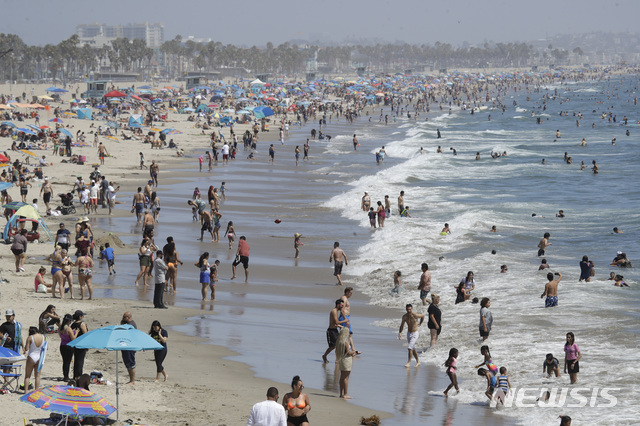 [샌타모니카=AP/뉴시스] 7월 12일(현지시간) 신종 코로나바이러스 감염증(코로나19)이 퍼지고 있는 미국 캘리포니아주 샌타모니카 해변에 사람들이 몰린 모습이다.