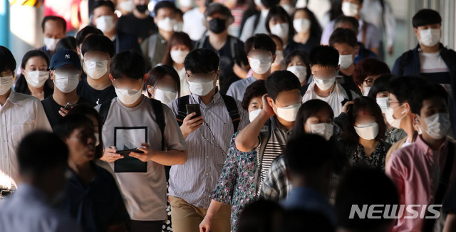 [서울=뉴시스] 정부가 신종 코로나바이러스 감염증(코로나19) 확산 방지를 위한 수도권 거리두기를 2주간 2단계로 완화한 14일 오전 서울 구로구 신도림역에서 시민들이 마스크를 쓰고 출근을 하고 있다.