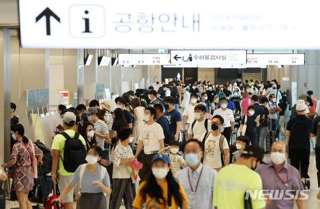 서울 강서구 김포국제공항 국내선 청사가 휴가철을 맞은 여행객들로 붐비고 있는 모습. (출처: 뉴시스)