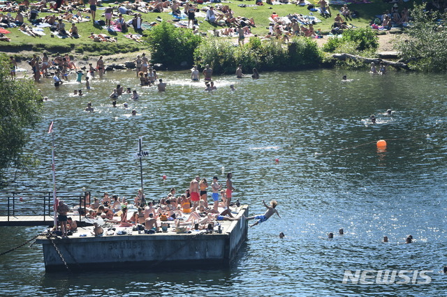 스톡홀름 멜라렌 호수에서 8일(현지시간) 스웨덴 시민들이 물놀이를 즐기고 있다. 스웨덴의 코로나19 누적 확진자는 8만5411명으로 덴마크(1만5940명), 노르웨이(1만162명) 등 이웃국가에 비하면 상당히 많은 편이다(출처: 뉴시스)
