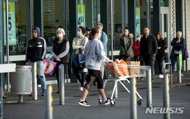 8월 12일(현지시간) 이른 아침 뉴질랜드 오클랜드 홉슨빌에서 사람들이 한 슈퍼마켓에 들어가기 위해 줄 서 있다(출처: 뉴시스)