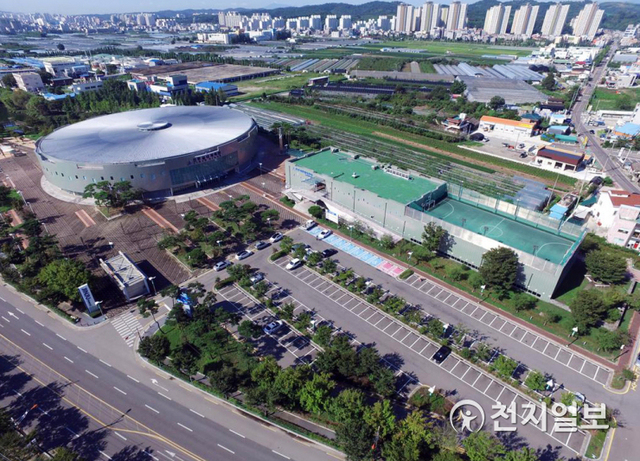 실내수영장이 있는 진주국민체육센터(초전동) 전경. ⓒ천지일보 2020.6.11