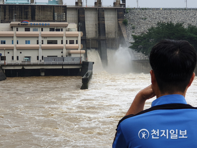 [천지일보 진주=최혜인 기자] 8일 장마전선의 영향으로 서부경남 지역에 최고 300㎜가 넘는 폭우가 내리자 진주시 소재 남강댐이 수문 15개를 개방하고 초당 6000톤의 물을 방류하고 있다. ⓒ천지일보 2020.8.8