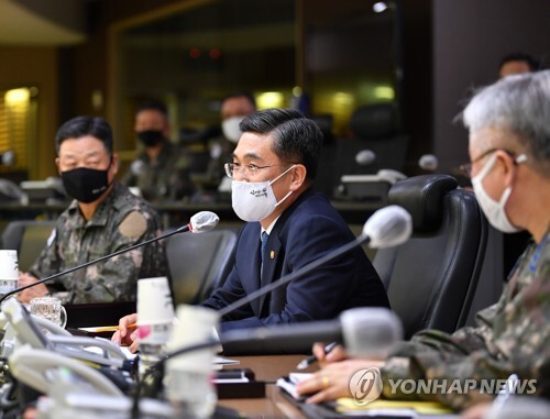 서욱 국방부 장관이 18일 오후 취임 후 처음으로 합동참모본부를 방문해 군사대비태세를 확인하고 있다. (출처: 연합뉴스)