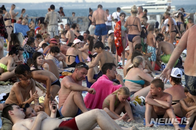 러시아와 우크라이나에서 수만 명의 여행자가 휴가차 흑해 해변에 몰렸으나 양국에서 여전히 높은 수준의 코로나19 우려에도 안전 대책에는 거의 관심을 기울이지 않고 있다(출처: 뉴시스)