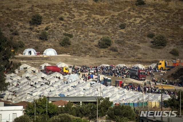 [레소보스=AP/뉴시스]18일(현지시간) 그리스 레스보스섬 북동쪽 카라테페에 새로이 설치된 난민 캠프에 난민들이 입주하기 위해 기다리고 있다. 현지 경찰은 지난 8~9일 화재로 노숙자가 된 난민들을 새로운 캠프로 이동시키고 있다. 2020.09.18.