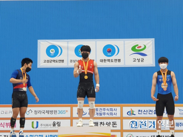 고흥고 신비 선수(가운데)가 금메달을 수상한 모습. (제공: 전라남도교육청) ⓒ천지일보 2020.9.19