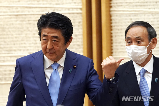 지난 5월 4일 아베 신조 일본 총리(왼쪽)가 총리 관저에서 기자회견을 마친 뒤 스가 요시히데 관방장관을 손가락으로 가리키고 있다. 2020.9.11 (출처: 뉴시스)
