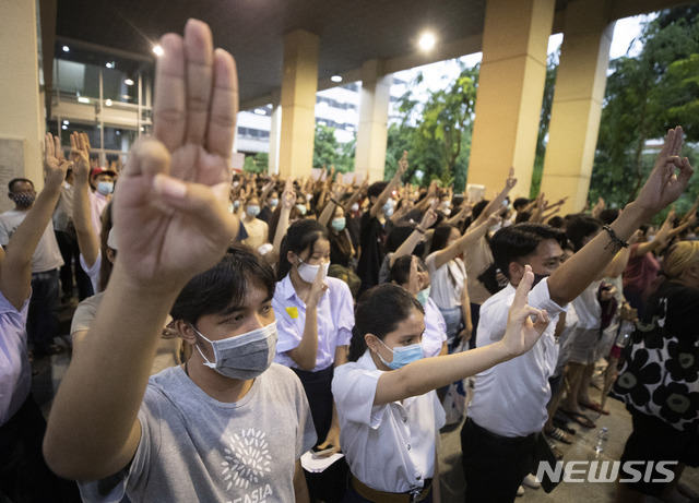 태국 방콕 쭐라롱꼰대학교 캠퍼스에서 14일 학생들이 민주주의를 요구하는 시위를 벌이고 있다(출처: 뉴시스)