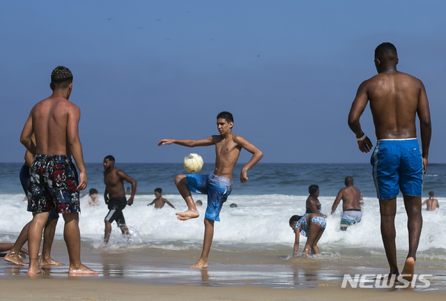 6일(현지시간) 브라질 리우데자네이루 이파네마 해변에서 사람들이 축구를 하고 있다. 7일까지 이어지는 브라질 독립기념일 연휴를 맞아 주말에 해변과 술집에 대규모 인파가 몰려 코로나19 재확산에 대한 우려가 커지고 있다(출처: 뉴시스)